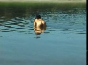 На природе жену трахает незнакомый мужик